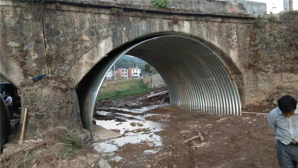 钢波纹管涵在旧桥加固中的施工方法